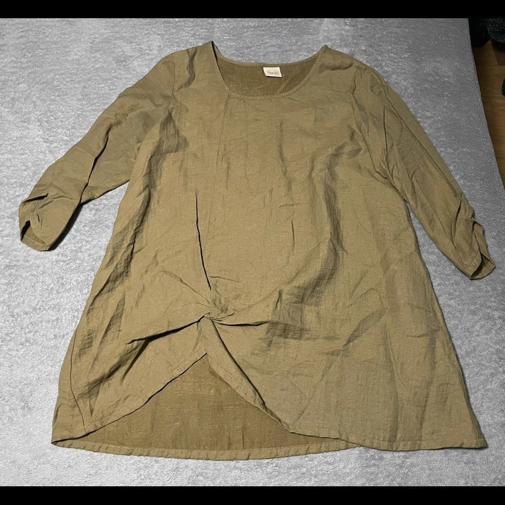 Et’ Lois gathered front light top size small (fits bigger). Excellent condition!